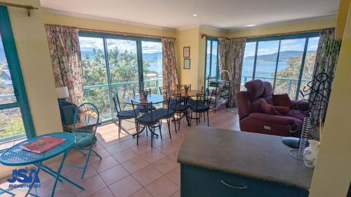 East Jindabyne House | Discover Naturescape: 4-Star Stay with Hot Tub & Pet-Friendly