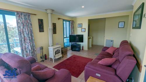 East Jindabyne House | Discover Naturescape: 4-Star Stay with Hot Tub & Pet-Friendly