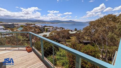 East Jindabyne House | Discover Naturescape: 4-Star Stay with Hot Tub & Pet-Friendly