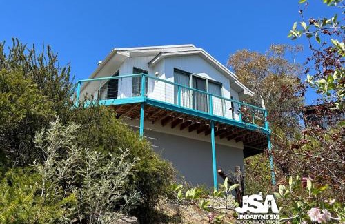 East Jindabyne House | Discover Naturescape: 4-Star Stay with Hot Tub & Pet-Friendly