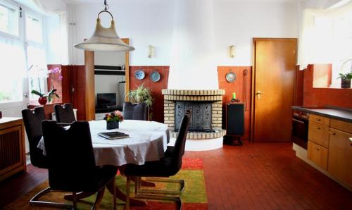 Wehringhausen House | Experience Natursteinvilla am Goldberg with Family & Pets