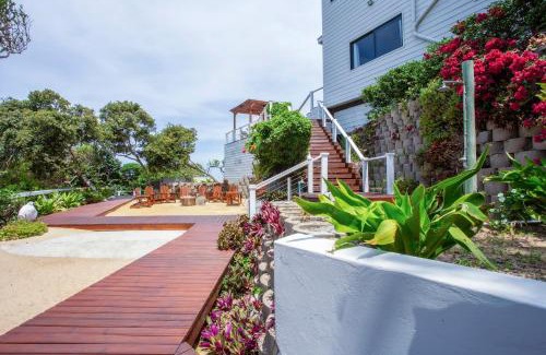 Zitundo House | Naudicals Dune: Oceanfront Family Retreat with Pool Access