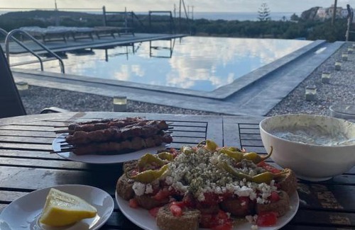 Moni Chrisoskalitissis Apartment | Family-Friendly Retreat at Nausika with Pool Access