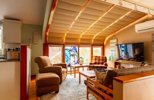 Bristol Apartment | Ocean View Apartment with Pet-Friendly Amenities & Spa