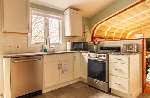 Bristol Apartment | Ocean View Apartment with Pet-Friendly Amenities & Spa