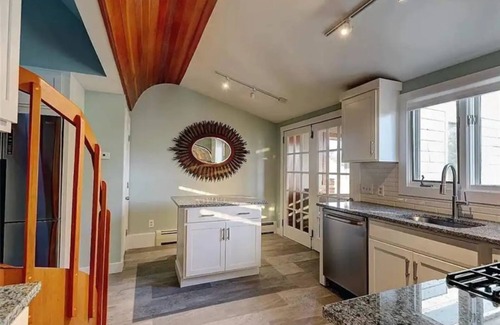 Bristol Apartment | Ocean View Apartment with Pet-Friendly Amenities & Spa