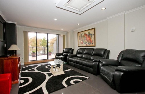 Newcastle Apartment | Experience Nautilos On The Harbour with Pool & Breakfast