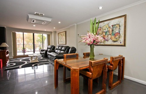 Newcastle Apartment | Experience Nautilos On The Harbour with Pool & Breakfast