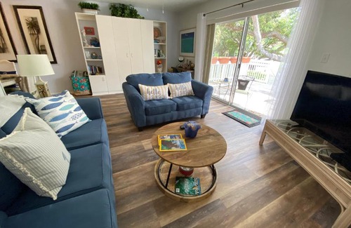 Bayview Apartment | Beachfront Nautilus Cottage with Hot Tub & Ocean Views