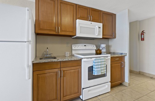 South Peninsula Historic District Hotel | Discover Nautilus Inn: Family-Friendly with Pool & Spa
