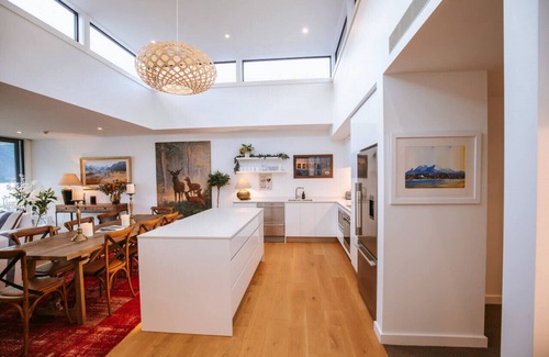 Wanaka Apartment | Lake View Nautilus Penthouse - Steps from Town & Family-Friendly