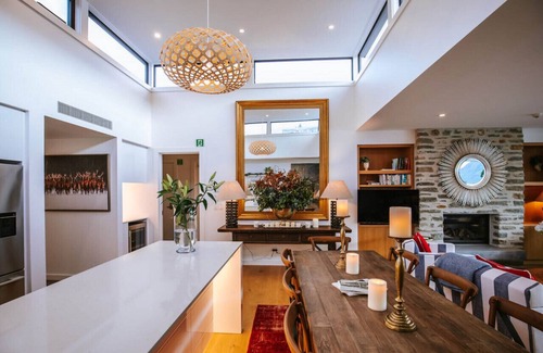 Wanaka Apartment | Lake View Nautilus Penthouse - Steps from Town & Family-Friendly