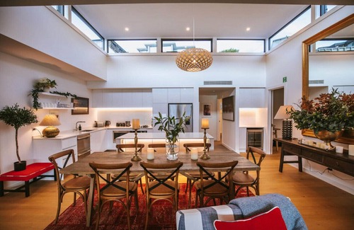 Wanaka Apartment | Lake View Nautilus Penthouse - Steps from Town & Family-Friendly