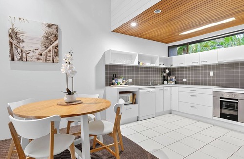 Moonee Beach Apartment | Cozy Nautilus Resort - Beachfront Executive Apartment Awaits