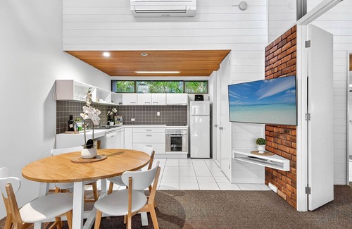 Moonee Beach Apartment | Cozy Nautilus Resort - Beachfront Executive Apartment Awaits