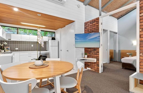 Moonee Beach Apartment | Cozy Nautilus Resort - Beachfront Executive Apartment Awaits