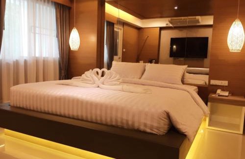Rangsit Hotel | Discover Nava Grand: Family-Friendly Hotel with Pool Access