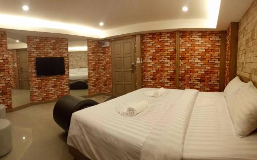 Rangsit Hotel | Discover Nava Grand: Family-Friendly Hotel with Pool Access