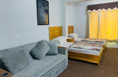 Gilgit House | Elegant Naveed Tourist Inn: Family-Friendly with Breakfast