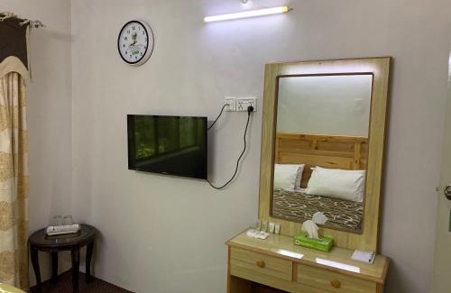 Gilgit House | Elegant Naveed Tourist Inn: Family-Friendly with Breakfast