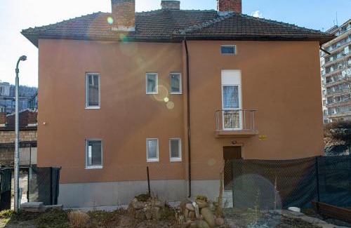 Gabrovo House | Family-Friendly Stay at Navial with Hot Tub Access