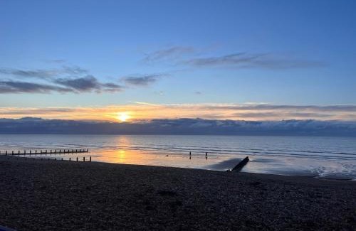 Bognor Regis Hotel | Navigator Hotel: Oceanfront Getaway with Family-Friendly Dining