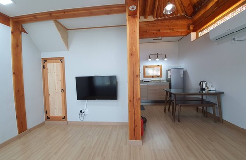 Hampyeong House | Eco-Friendly Navillera Hanok Pension with Breakfast & Kitchen