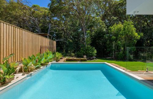 Rainbow Beach House | Navy'S By The Beach - Rainbow Shores. Pool. Walk to beach