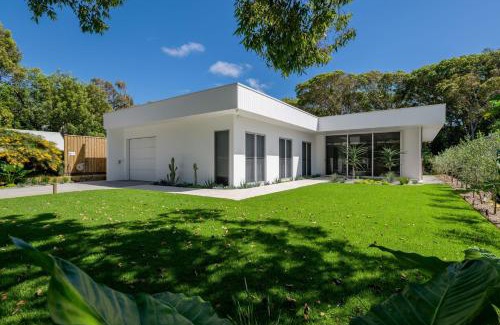 Rainbow Beach House | Navy'S By The Beach - Rainbow Shores. Pool. Walk to beach