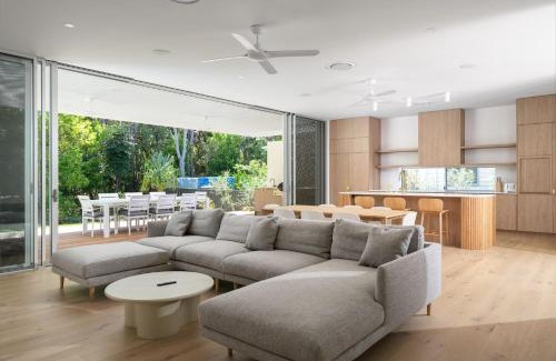 Rainbow Beach House | Navy'S By The Beach - Rainbow Shores. Pool. Walk to beach