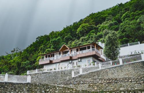 Bhimtal Hotel | Pet-Friendly Navya Stays with Family Amenities Await You