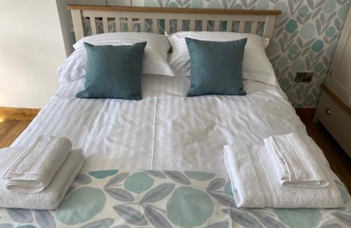 Combs House | Cozy Naze View Barn: Pet-Friendly Retreat with Hot Tub