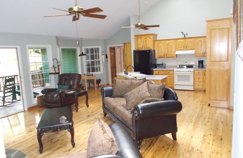 Otto Cabin | Serene Cabin Creekside: Family Retreat with Scenic Views