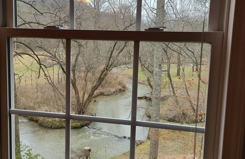 Otto Cabin | Serene Cabin Creekside: Family Retreat with Scenic Views