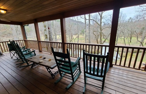 Otto Cabin | Serene Cabin Creekside: Family Retreat with Scenic Views