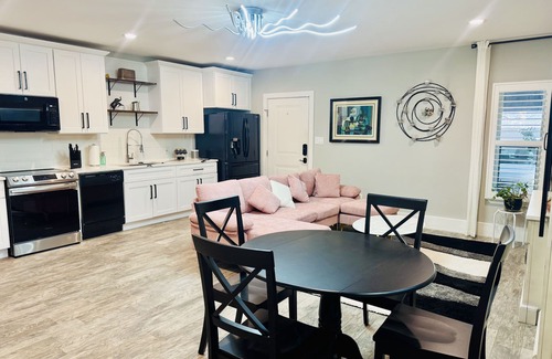 Windsor Park House | nCharming 2-bedroom house in wonderful Austin with WiFi, AC