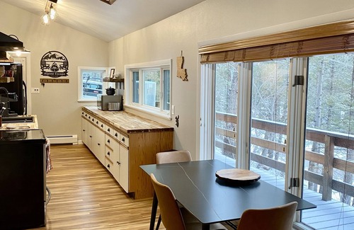 Lyons Cabin | Charming Cabin by the Rocks with Pool and Hot Tub