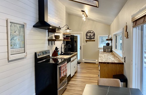 Lyons Cabin | Charming Cabin by the Rocks with Pool and Hot Tub