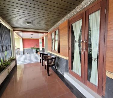 Ponorogo Hotel | Cozy Ndalem Katong Guest House with Breakfast Included