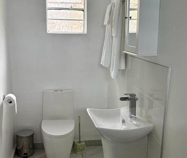 Yadinga Hotel | Ndau Lodge: Family-Friendly Retreat with On-Site Dining