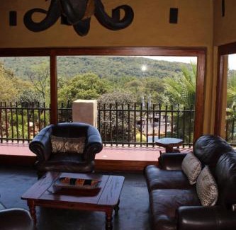 Tierpoort Hotel | Relax at Ndlovu Lodge: Pet-Friendly with Ocean Views