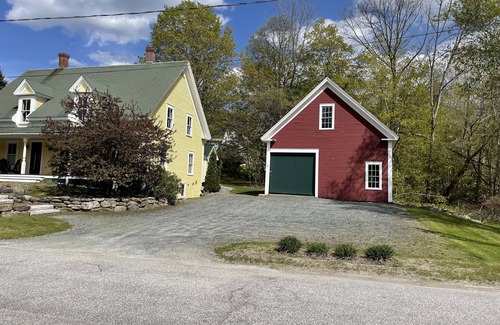 Sunapee House | NE Farm House: En Suite Bathrooms & Prime Location Near Harbor