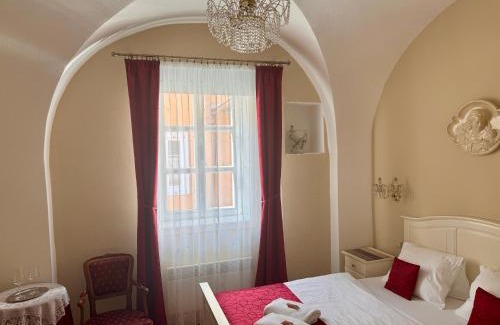 Mikulov House | Elegant (Ne)vinná kavárna: Top-Rated Stay with Hot Tub