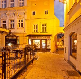 Mikulov House | Elegant (Ne)vinná kavárna: Top-Rated Stay with Hot Tub