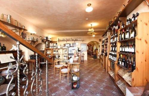 Mikulov House | Elegant (Ne)vinná kavárna: Top-Rated Stay with Hot Tub