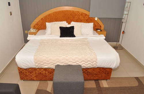 Okpanam Hotel | Explore Ne-Yo Hotel and Suites: Family-Friendly Retreat