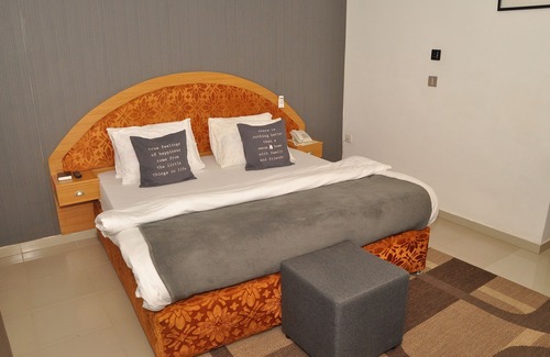 Okpanam Hotel | Explore Ne-Yo Hotel and Suites: Family-Friendly Retreat