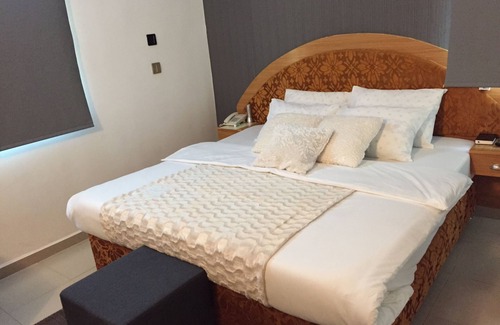 Okpanam Hotel | Explore Ne-Yo Hotel and Suites: Family-Friendly Retreat