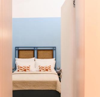 Montecalvario Apartment | Pet-Friendly Nea Domus Santa Monica with Restaurant & Breakfast
