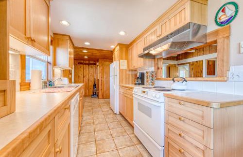 Neahkahnie Beach House | Pet-Friendly Retreat at Neahkahnie Charmer for Families
